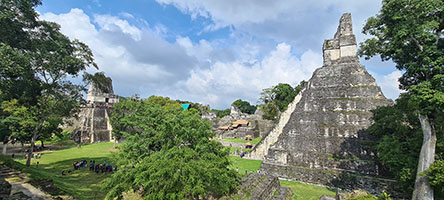 Templi I e II nella Grande Piazza di Tikal