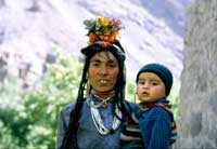 Una madre col suo bambino nella valle di Dah
