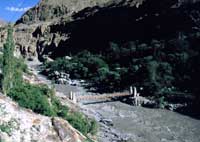 Un ponte sospeso sull'Indo nella valle di Dah