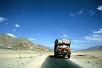 Un camion da trasporto lungo la strada per Leh