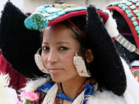 Giovane signora col copricapo tradizionale