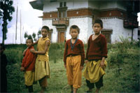 Monastero di Labrang, ragazzini che giocano a pallone