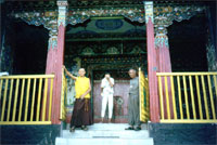 Ingresso al monastero di Peyamangtse, monachelli e guida
