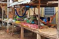 Vendita di carne con amaca al mercato di Chhlong