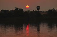 Sole rosso sulla riva del Mekong
