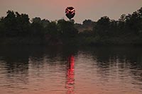 Sole rosso nascosto sulla riva del Mekong