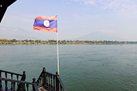 Bandiera del Laos in navigazione sul Mekong