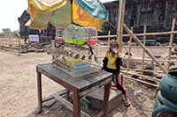 Venditrice di uccellini da liberare al Wat Phou