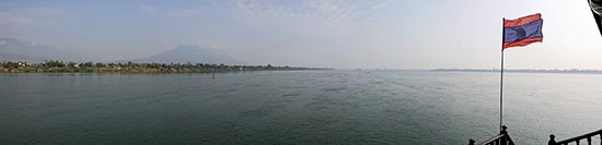 Panorama del vasto Mekong dal centro del fiume