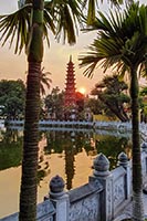 Tramonto sulla Pagoda di Tran Quoc ad Hanoi nel lago dell'Ovest