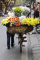Venditrice di fiori nella città vecchia di Hanoi