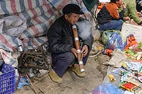 Fumatore al mercato di Dong Van