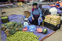 Venditrice di frutta al mercato di Dong Van