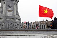 Bandiera del Vietnam sulla vetta del Fan Si Pan
