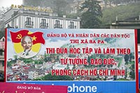 Sapa, manifesto con l'esortazione a emulare l'apprendimento e seguire l'ideologia, la moralità e lo stile di Ho Chi Minh
