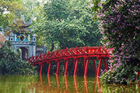 Ponticello sul lago di Hoan Kiem ad Hanoi che porta al Tempio della Montagna di Giada
