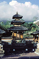 Una pagoda a tre tetti