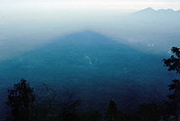 L'ombra del Gunung Agung si estende su Bali