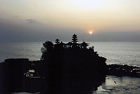 Il tempio di Tanah Lot al tramonto