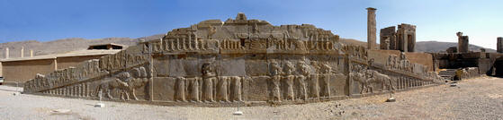 Panoramica a 180° del bassorilievo davanti all'apadana di Persepoli