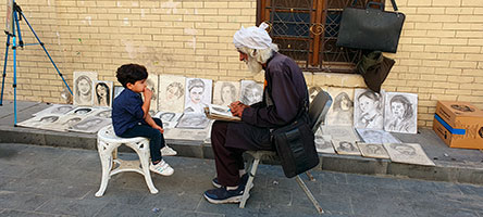 Ritrattista ambulante nella città vecchia di Baghdad 