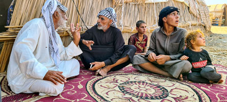Famiglia di un abitante delle paludi di Aka Madans presso Bassora