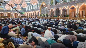 Uomini in preghiera al santuario dell'Imam Hussein a Karbala