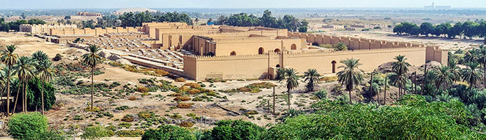Panoramica sul Palazzo reale di Babilonia con le mura monumentali restaurate da Saddam