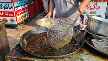 Patatine in frittura presso una bancarella a Bassora