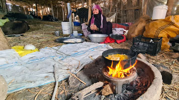 Preparazione del pranzo in un'abitazione delle paludi di Aka Madans