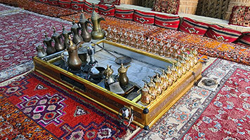 Servizio da tè nella casa comune di un villaggio lungo lo Shatt al'Arab