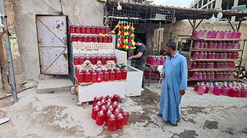 Vendita olio per lumini al cimitero monumentale di Najaf