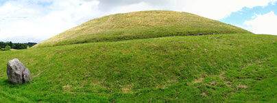 Tomba neolitica a tumulo di Newgrange nel complesso di Brú na Bóinne