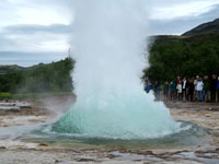 Il geyser Strokkur di Geysir esplode