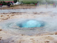 Il geyser di Geysir in procinto di eruttare