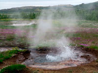 Una pozza di acqua bollente a Geysir