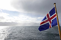 Bandiera islandese nel fiordo di Husavik
