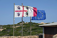 Bandiere a Porto Madonna (isola di Santa Maria)