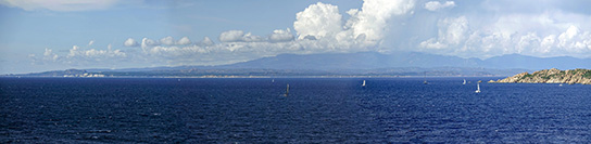 Panorama da Cala Grano (isola di Spargi) sulle Bocche di Bonifacio con la Corsica, Lavezzi e Cavallo sullo sfondo