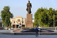 Statua di Baurzhan Momyshuly nel Parco della Vittoria a Taraz