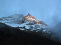 La pta Lenana tra le nuvole al tramonto