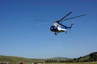 L'elicottero MI 8, MTV-1 della Ak-Sai Travel atterra a Karkara
