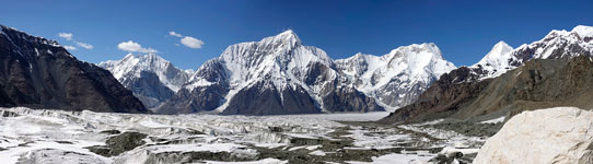 Panorama dal ghiacciaio Pobeda guardando verso il campo base Inylchek sud, 4065 m. Da sinistra a destra i picchi Maksima Gor'nogo, Chapaev e Khan Tengri