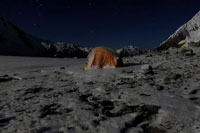 Il campo uno del Khan Tengri al chiaro di luna