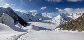 Panorama della parte bassa del ghiacciaio che sale al colle ovest del Khan Tengri