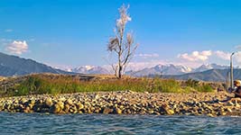 La sponda meridionale del lago di Issyk kul