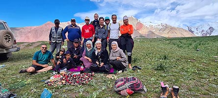 Il nostro gruppo con una famiglia kirghiza in località Lukovaya Polyana, 3800 m