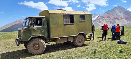 La camion che porta dal campo base alla località Lukovaya Polyana