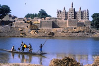 La moschea di Djenné vista dal fiume
