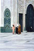 Studentesse islamiche davanti alla grande moschea di Casablanca